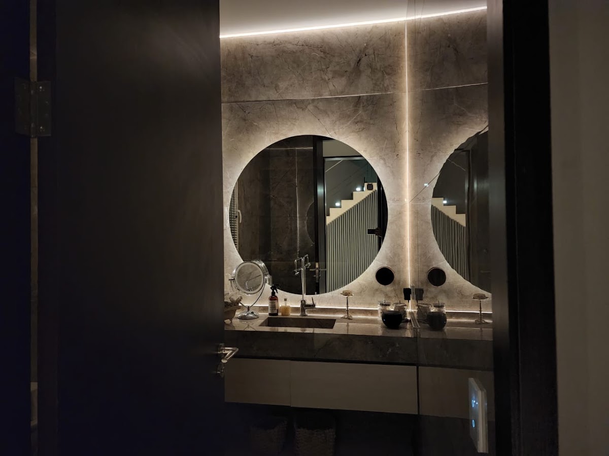 Baño contemporáneo con iluminación integrada